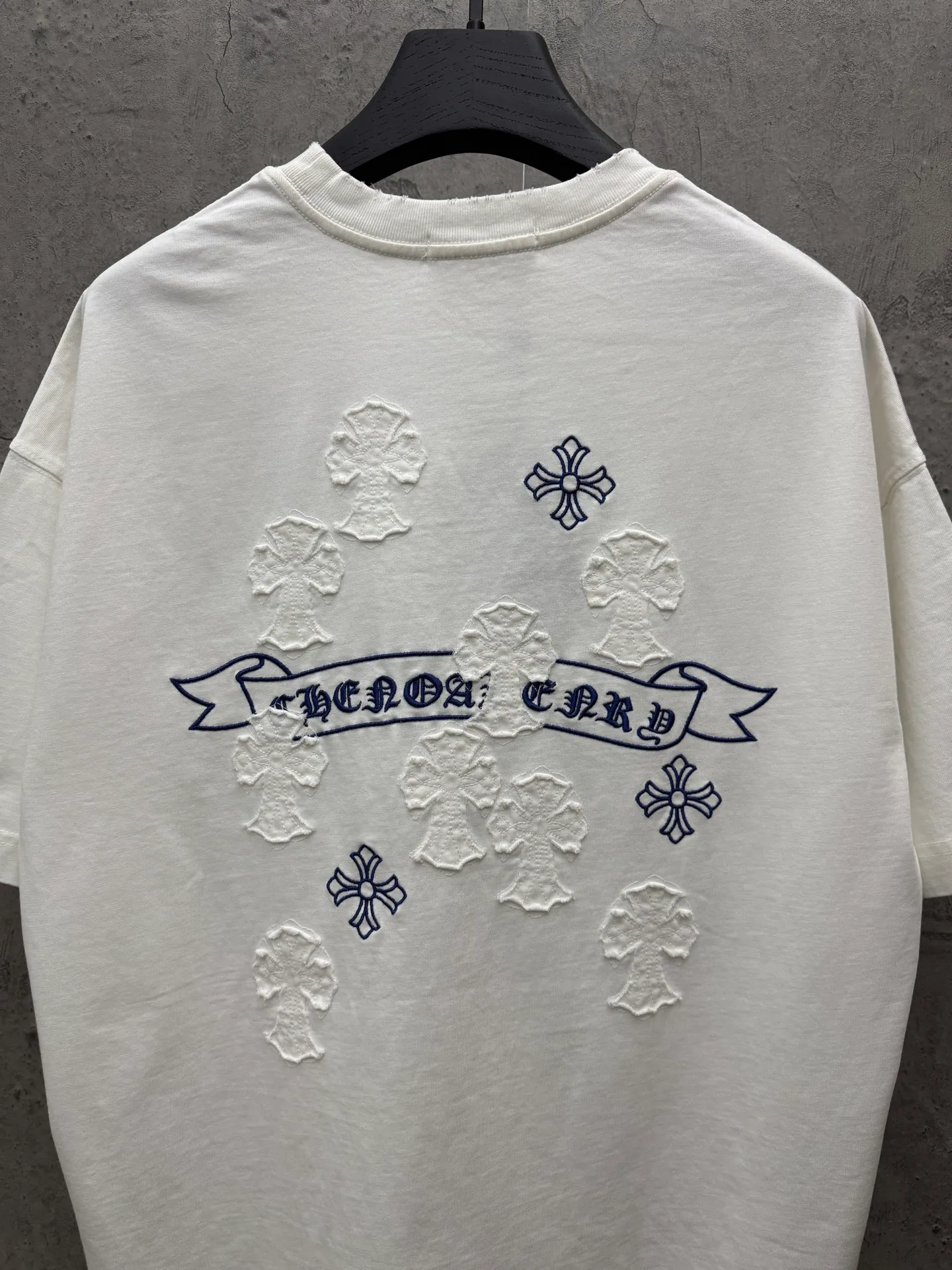 P230 top version, real shot without P, ​​different from market currency) 𝗖𝗵𝗿𝗼𝗺𝗲 𝗛𝗲𝗮𝗿𝘁𝘀/Croxin 2026 spring new original single counter American patch embroidered couple short sleeves 👑The highest version! Customized fabric 320 grams, patch embroidery, best-selling model at the counter, very comfortable to wear. Accessories: original molded and authenticated collar label ➕ 100% silk wash water label. Genuine purchase-grade original hangtag➕matching hanging rope➕3D hanging beads➕original packaging bag. Craftsmanship: The original version has consistent wiring! The highest version of the armhole matching technique! Color: White Black Size: S M L XL Style No.: 6606